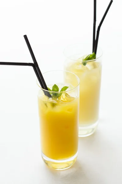 Cocktails de verão com hortelã em branco — Fotografia de Stock