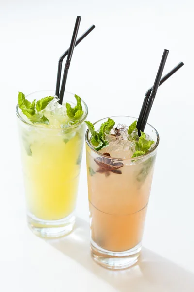 Cocktails d'été à la menthe sur fond blanc — Photo