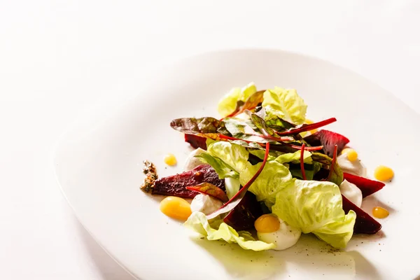 Vegetarische Salade op wit — Stockfoto