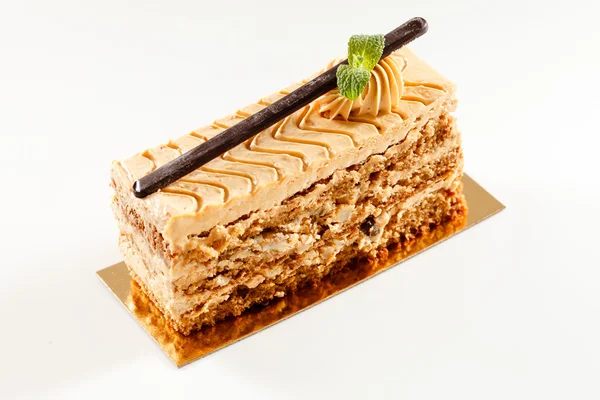 キャラメルのケーキ、ミントの葉 — ストック写真