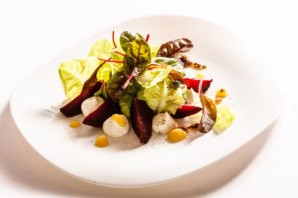 Salada vegetariana em branco — Fotografia de Stock
