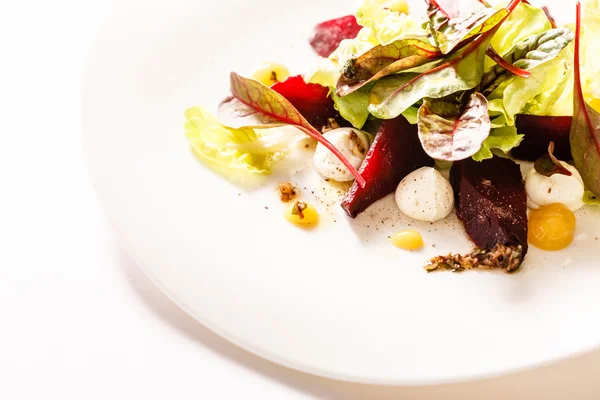 Salad vegetarian di atas putih — Stok Foto