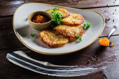 havyar ile patates pancakes