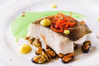 Midye ile kavrulmuş balık biftek