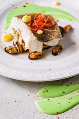 Midye ile kavrulmuş balık biftek