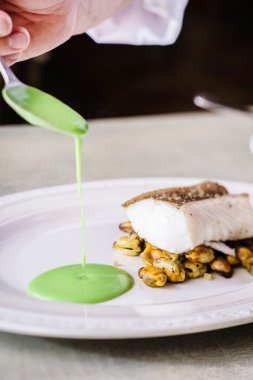 Midye ile kavrulmuş balık biftek