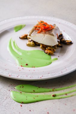 Midye ile kavrulmuş balık biftek