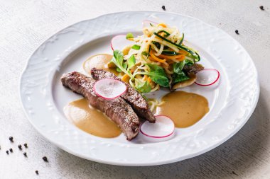 Biftek sebze ve sos ile