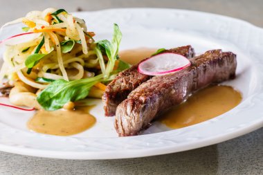 Biftek sebze ve sos ile