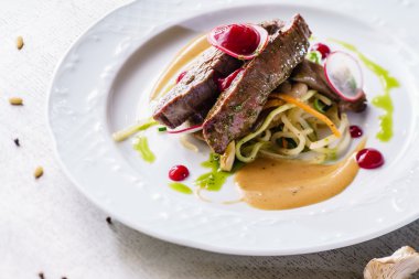 Biftek sebze ve sos ile