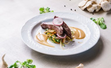 Biftek sebze ve sos ile