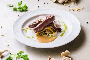 Biftek sebze ve sos ile