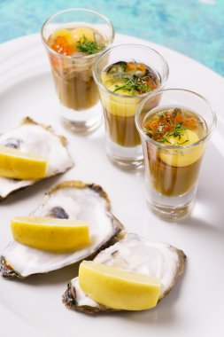 istiridye tabağı limon ile