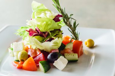 plaka üzerinde Yunan salatası