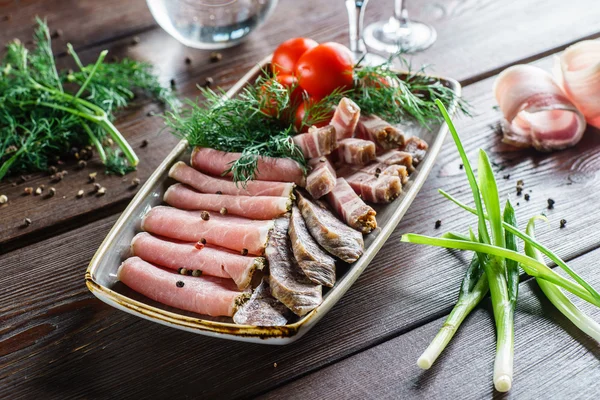 Aperitivo de carne em prato — Fotografia de Stock