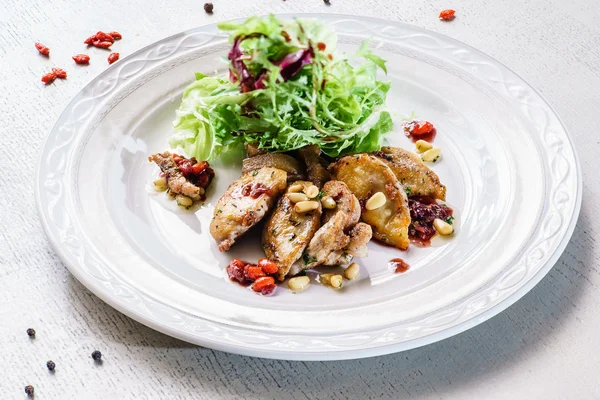 Insalata di Natale sul piatto — Foto Stock