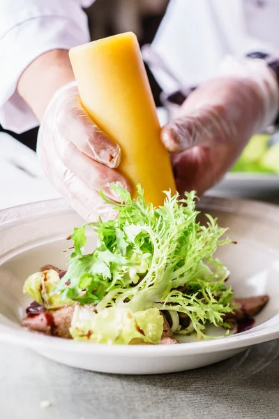 Preparar ensalada con abeja —  Fotos de Stock