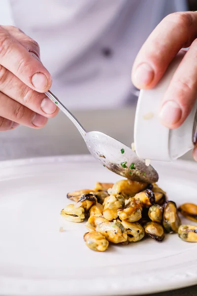 Előkészítése szakács sült hal steak — Stock Fotó