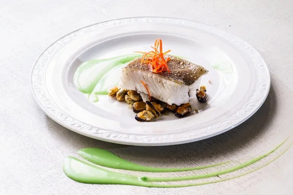 ムール貝と魚のロースト ステーキ — ストック写真