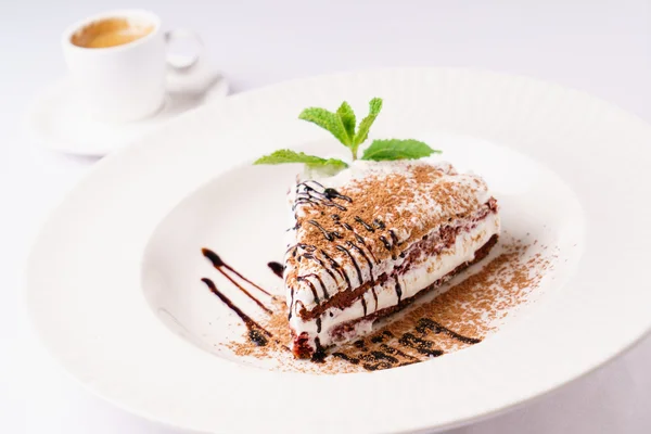 Tiramisu gâteau sur assiette — Photo