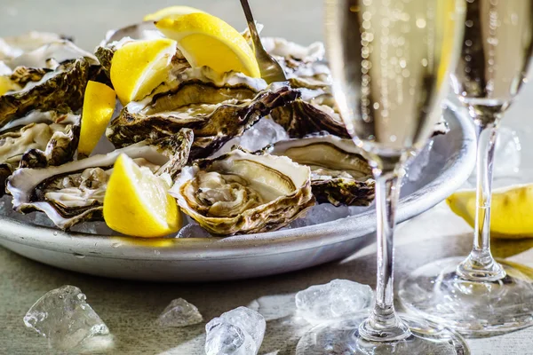 Oysters  with lemon and champagne — Stock Photo, Image