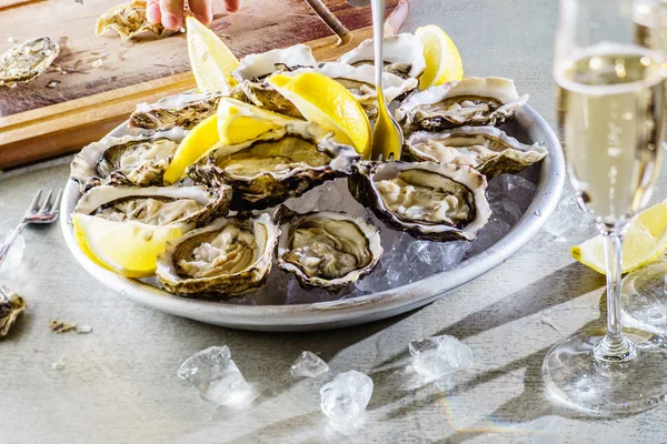 Ostras con limón y champán — Foto de Stock