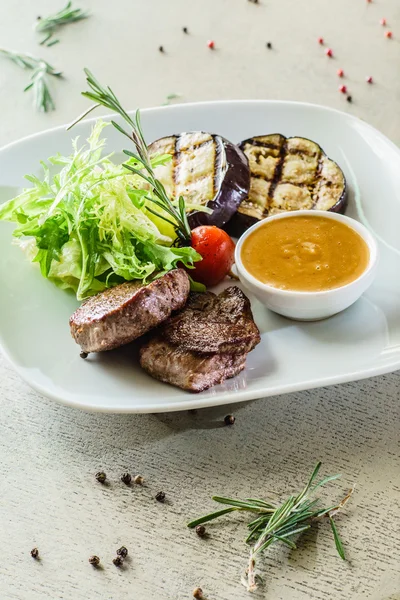 Steak se zeleninou a omáčkou — Stock fotografie