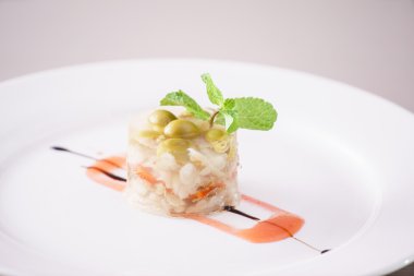 Plaka üzerinde jöle balık