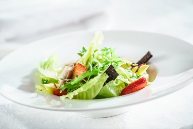 çilek Tavuk salatası