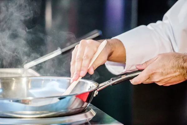 Kock Matlagning med pan — Stockfoto