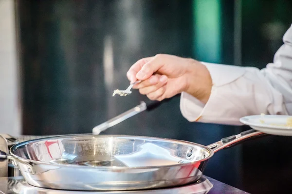Kock Matlagning med pan — Stockfoto