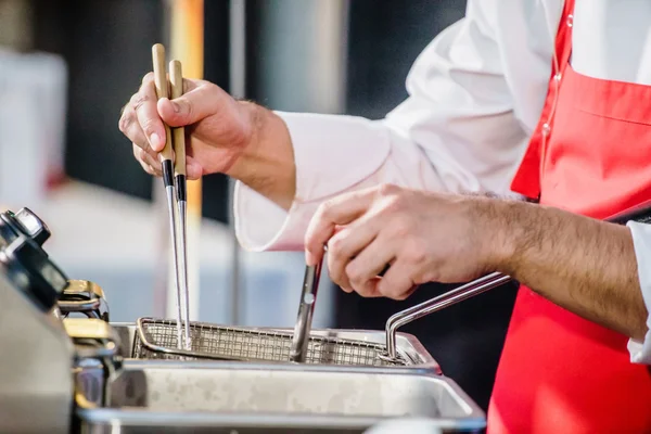 Kock matlagning i fritös — Stockfoto