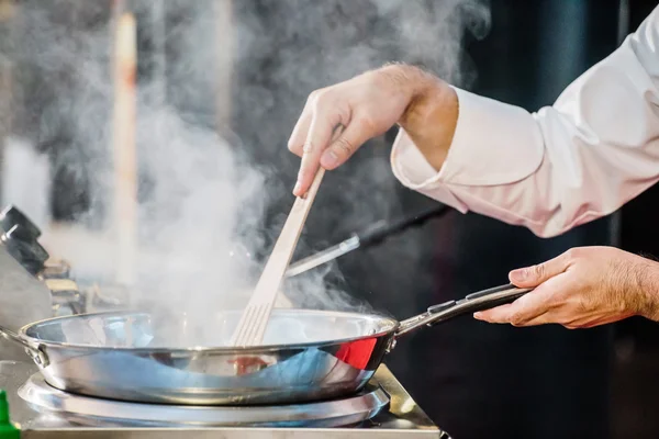 Chef cocina con sartén — Foto de Stock