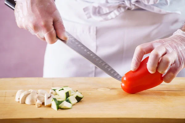 Chef maschio tagliare verdure — Foto Stock