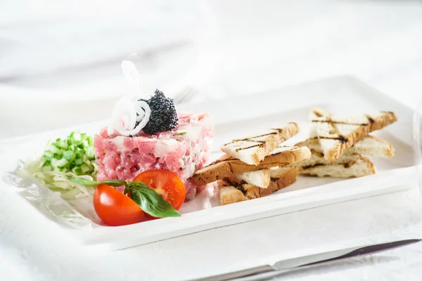 Tuna tartar on plate — Stock Photo, Image