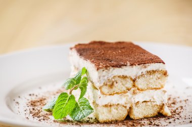 Nane yaprakları ile tiramisu pasta