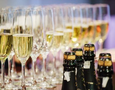 Şampanya ile kutlama gözlük