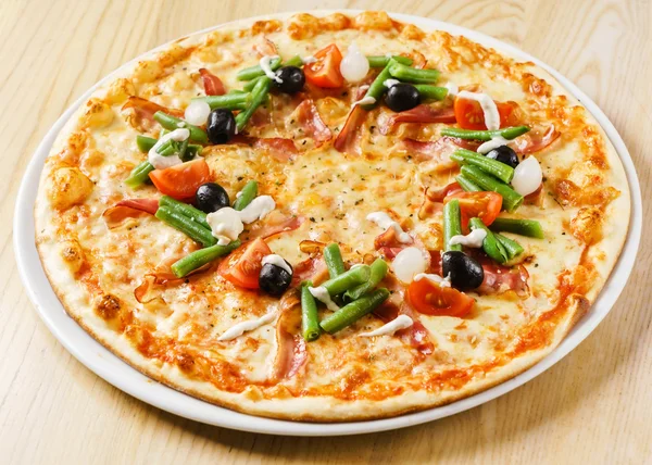 Pizza chaude savoureuse avec mozzarella — Photo