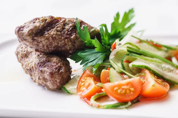 Kebab con insalata di verdure — Foto Stock