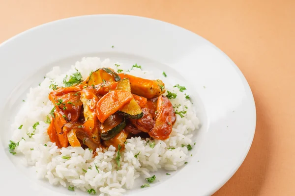 Ryż z mięsem i warzywami — Zdjęcie stockowe
