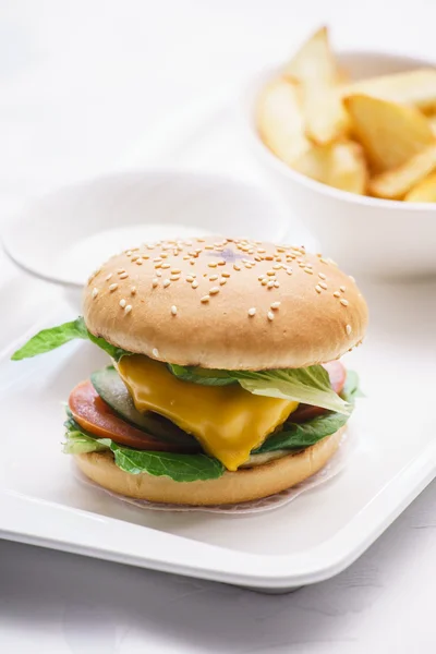 Cheeseburger con patate — Foto Stock