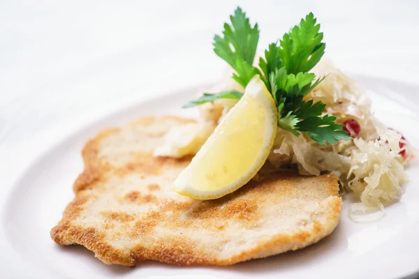 Schnitzel met kool op plaat — Stockfoto