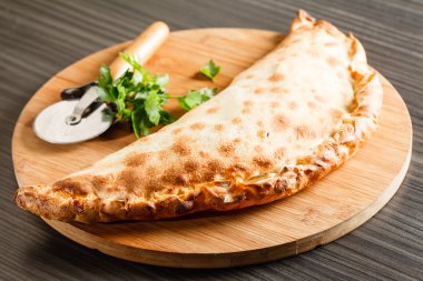 Calzone pizza bıçak ile
