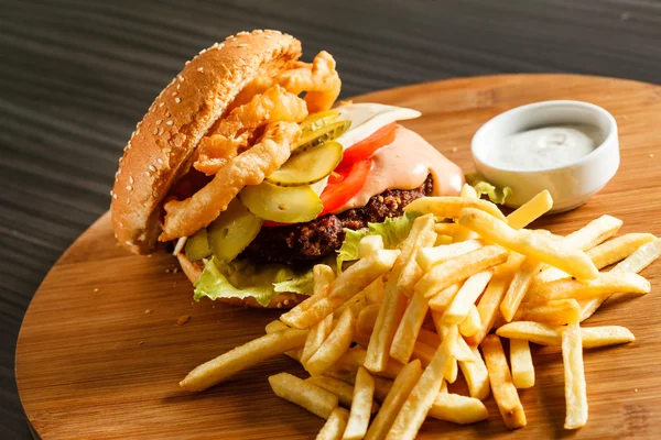 Burgare med pommes frites — Stockfoto