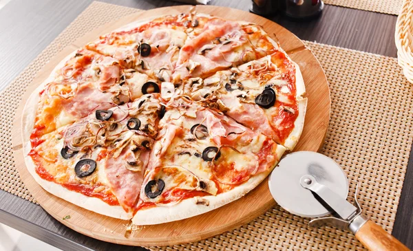 Pizza italiana affettata — Foto Stock