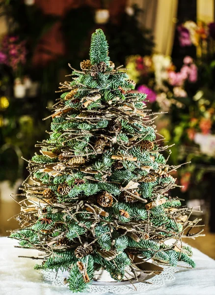 Karácsonyfa kúpokkal — Stock Fotó