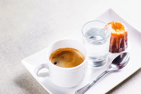 Café con pastel en plato blanco —  Fotos de Stock