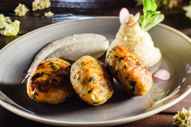 Beşamel sos, patates püresi ile