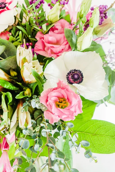 Grazioso bouquet su bianco — Foto Stock