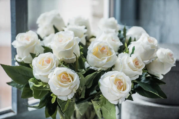 Witte mooie rozen — Stockfoto